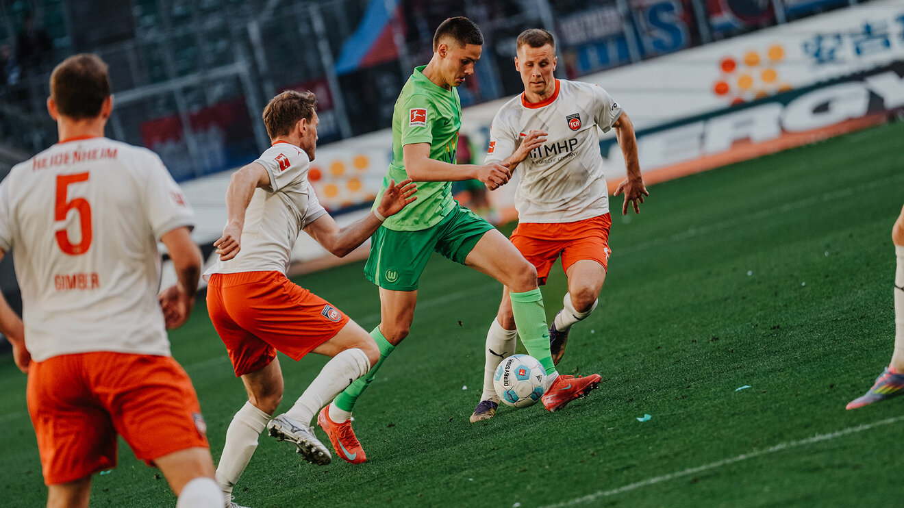 VfL-Wolfsburg-Spieler Bence Dardai der sich gegen drei Gegenspieler durchdribbelt.