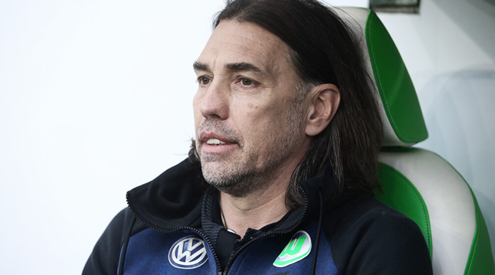 Martin Schmidt on the bench during the game against FC Bayern Munich. 