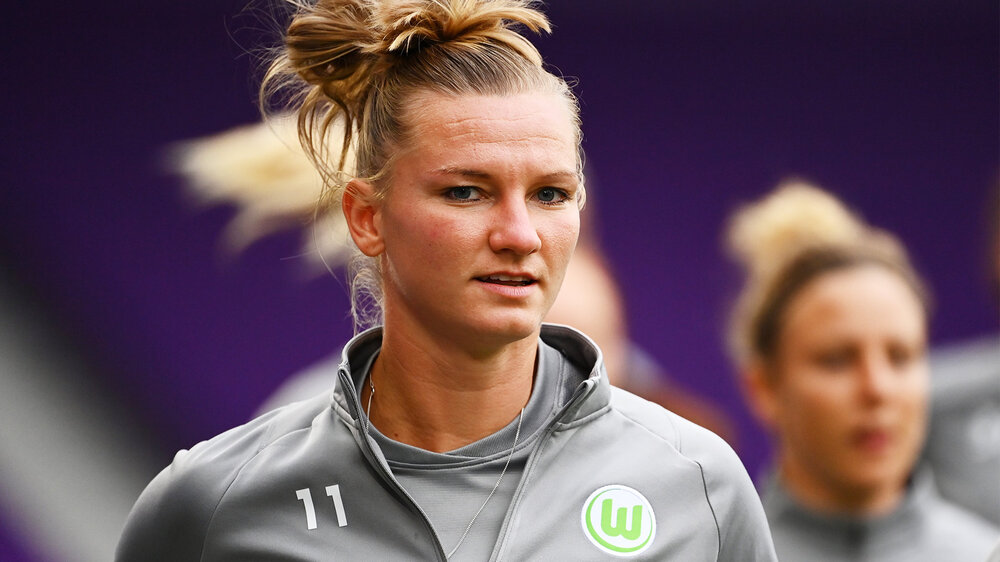 Die VfL-Wolfsburg-Spielerin Alexandra Popp trägt eine Jacke ihres Clubs.