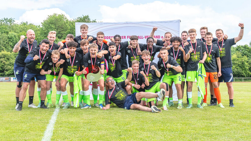 Die U 15 des VfL Wolfsburg bejubelt ihren Meistertitel. 