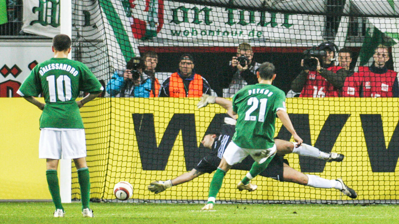 VfL-Spieler Petrov schießt ein Tor.