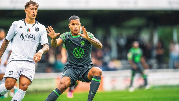 EIn Spieler des VfL Wolfsburg hebt die Hände