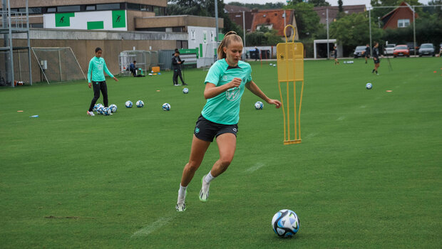 VfL Wolfsburg-Spielerin Vivien Endemann läuft zum Ball.
