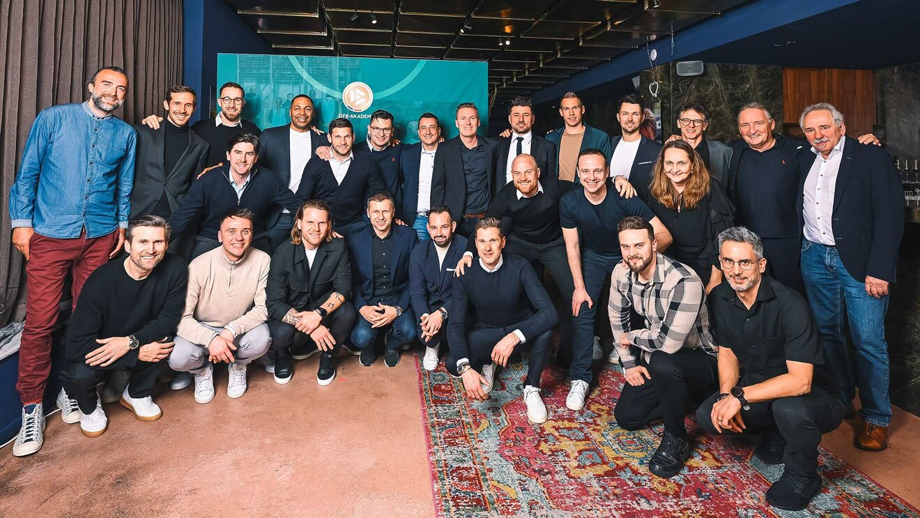 Ein Gruppenbild mit VfL-Wolfsburg-Frauentrainer Tommy Stroot.