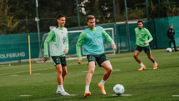 Der VfL-Wolfsburg-Spieler Yannick Gerhardt im Zweikampf um den Ball.