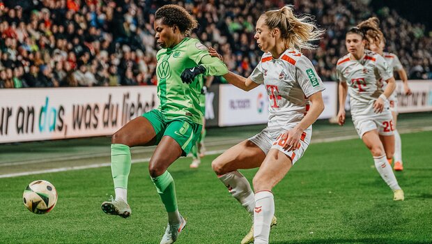 VfL-Wolfsburg-Spielerin Lineth Beerensteyn im Zweikampf mit einer Gegenspielerin.