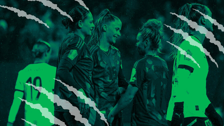 VfL-Wolfsburg-Spielerin Vivien Endemann steht zwischen zwei Nationalmannschaftskolleginnen und lacht.