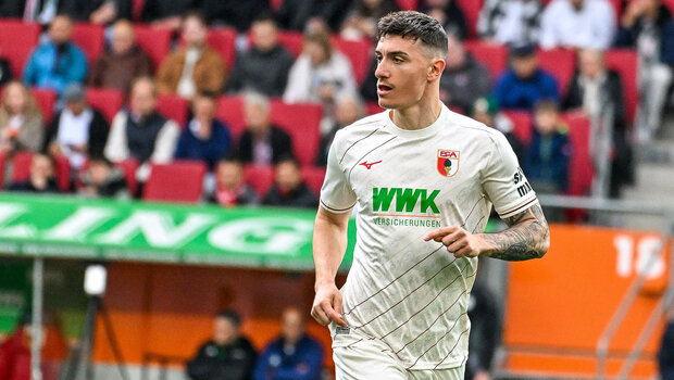 Cedric Zesiger läuft im Augsburg Trikot über das Spielfeld.