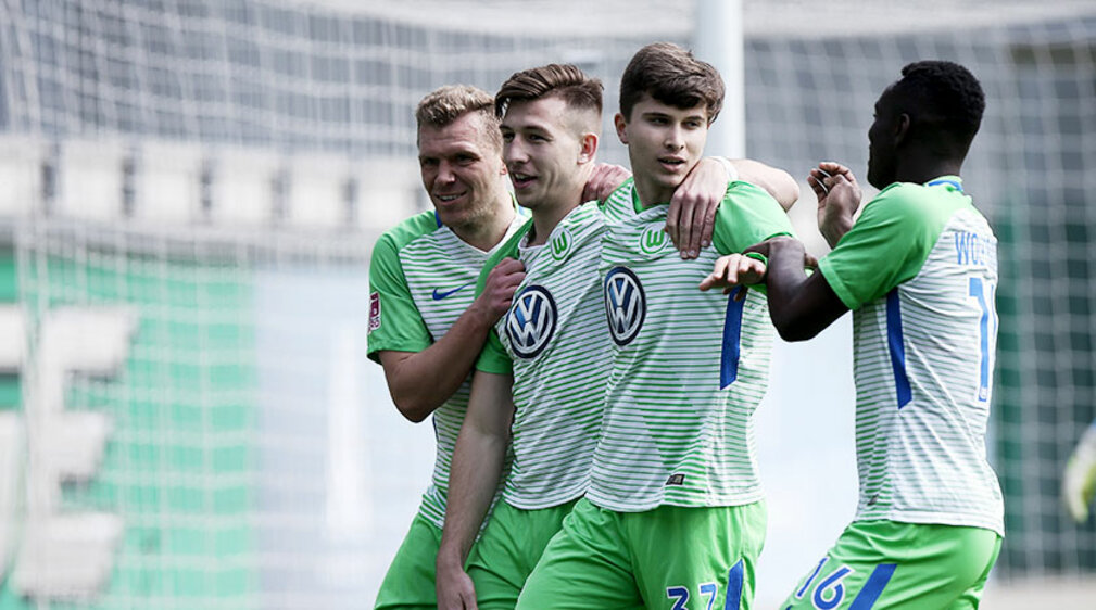 Vier Spieler der U23 des VfL Wolfsburg bejubeln einen Treffer.