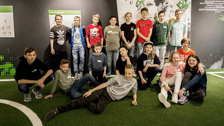 Die 17 Kinder posieren für ein Gruppenfoto.