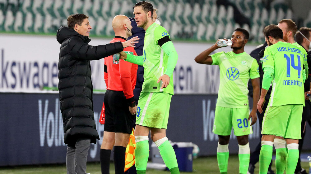 Oliver Glasner im Gespräch mit Wout Weghorst während des Heimspiels gegen Bremen.