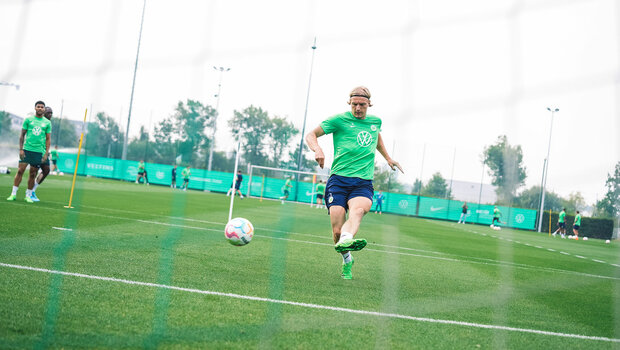 Der VfL Wolfsburg-Spieler Sebastiaan Bornauw beim Torschuss auf dem Trainingsplatz.