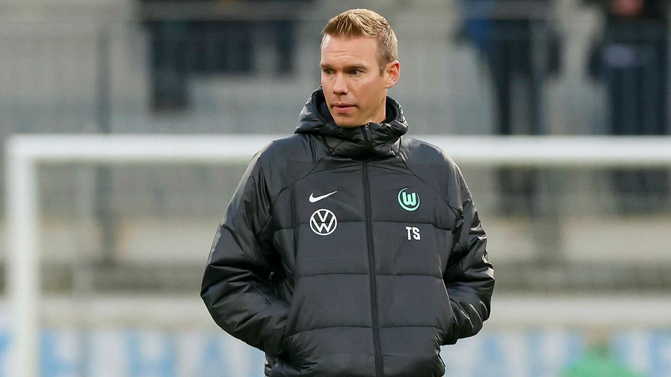 VfL-Wolfsburg-Trainer Stroot bei dem Spiel gegen den ersten FC Köln.