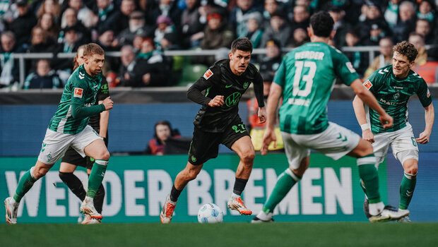 VfL-Wolfsburg-Spieler Joakim Maehle läuft mit dem Ball.