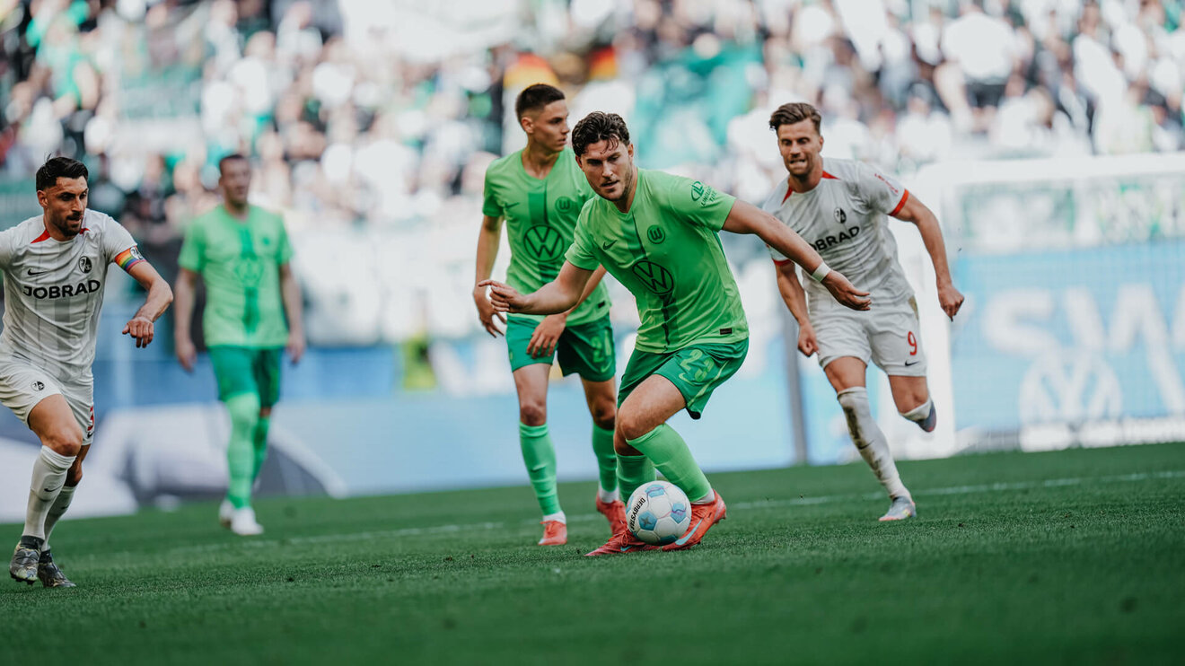Der VfL-Wolfsburg-Spieler Jonas Wind läuft mit dem Ball.