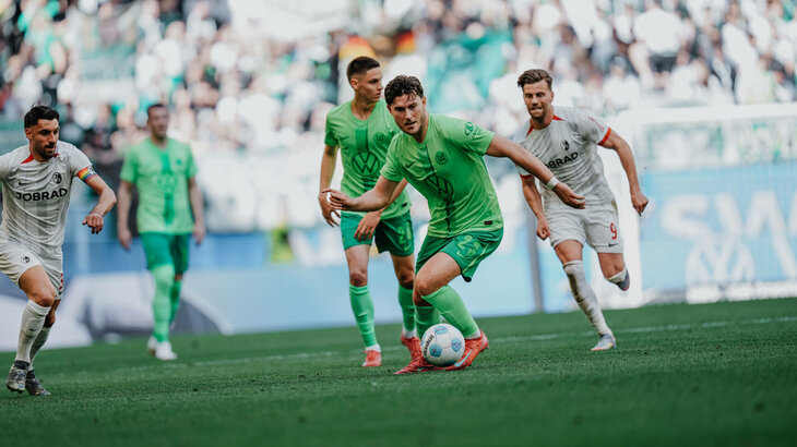 Der VfL-Wolfsburg-Spieler Jonas Wind läuft mit dem Ball.