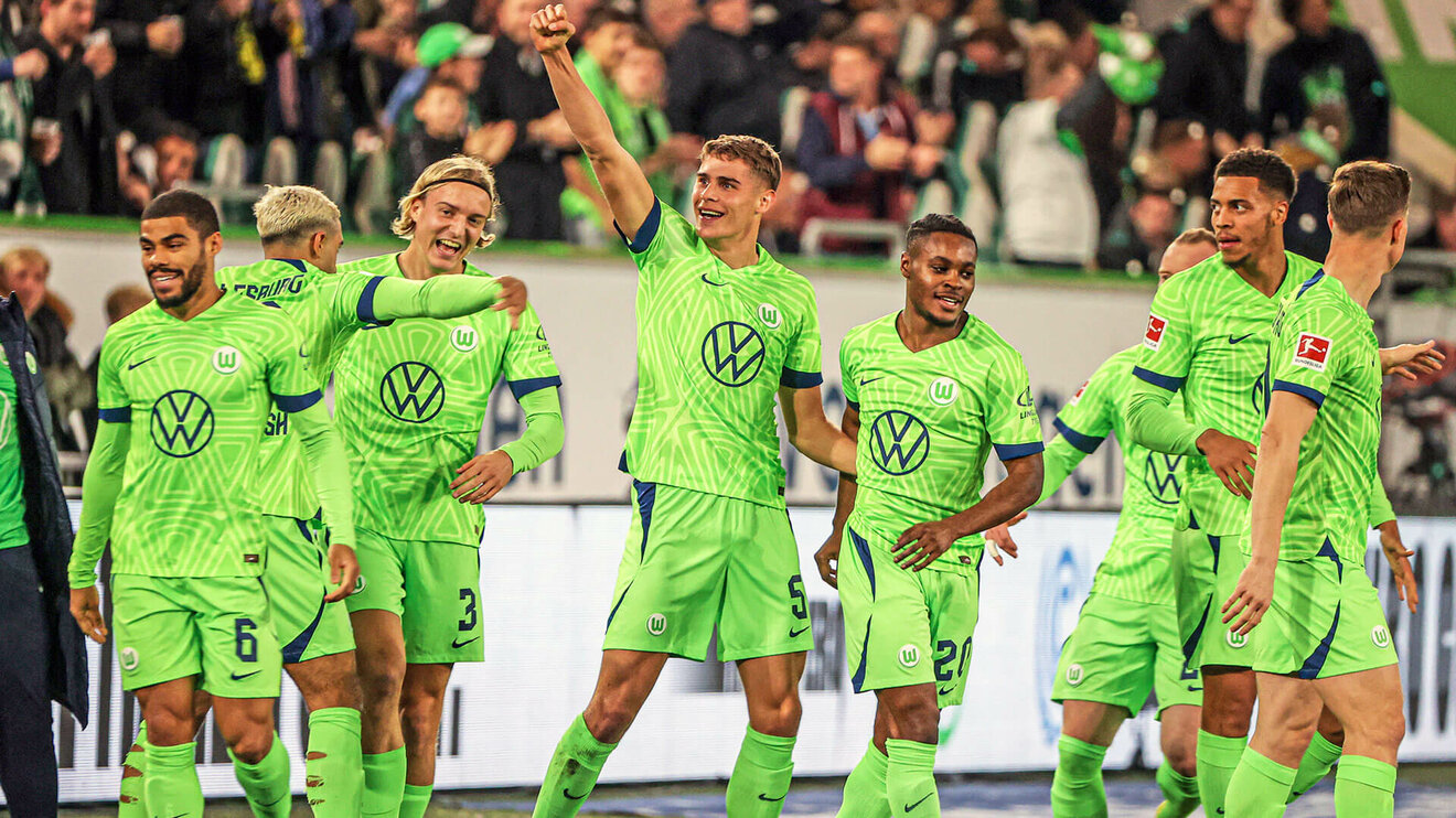 Die Spieler vom VfL Wolfsburg jubeln.