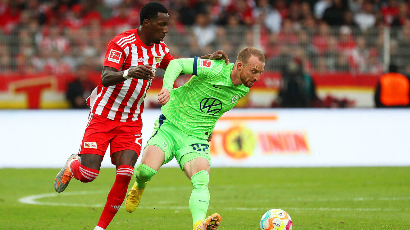 VfL Wolfsburg Spieler Maximilian Arnold im Zweikampf mit einem Gegenspieler von Union Berlin.