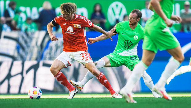 Maximilian Arnold, Kapitän des VfL Wolfsburg, versucht an den Ball des Gegners zu gelangen.