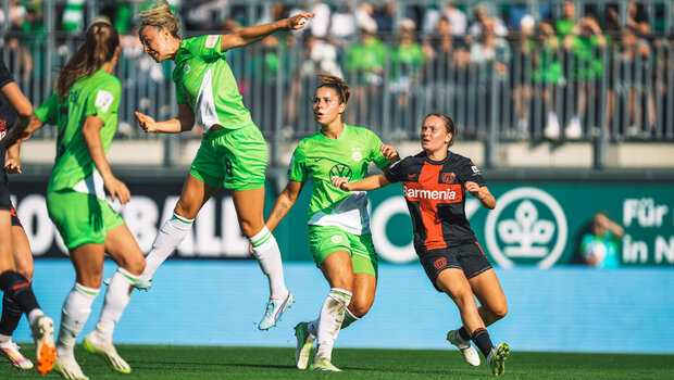 Lena Lattwein vom VfL Wolfsburg springt in die Luft und köpft den Ball in das Tor der Leverkusener.