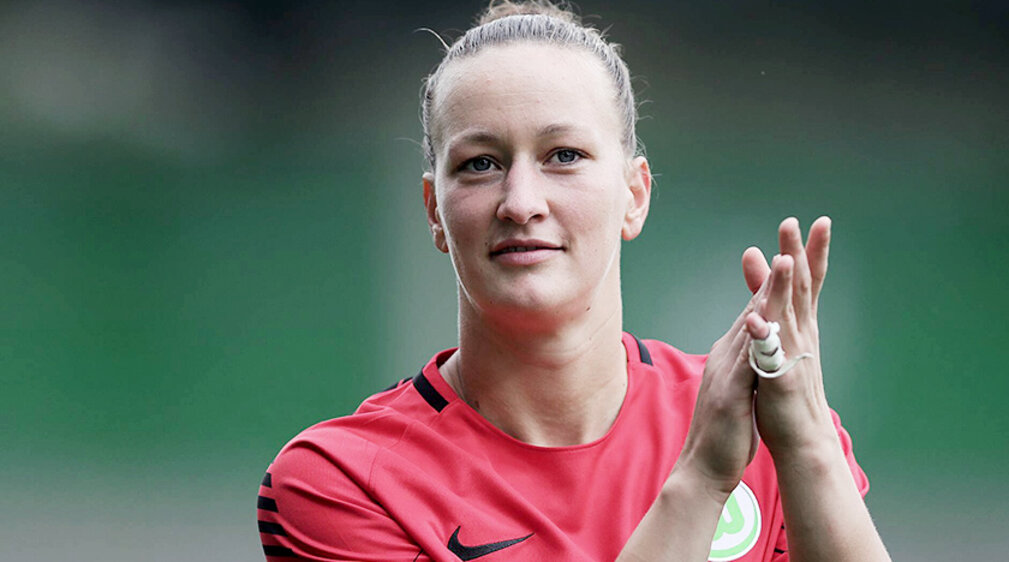 Almuth Schult im VfL Wolfsburg Frauen Trikot klatscht zufrieden in die Hände. 