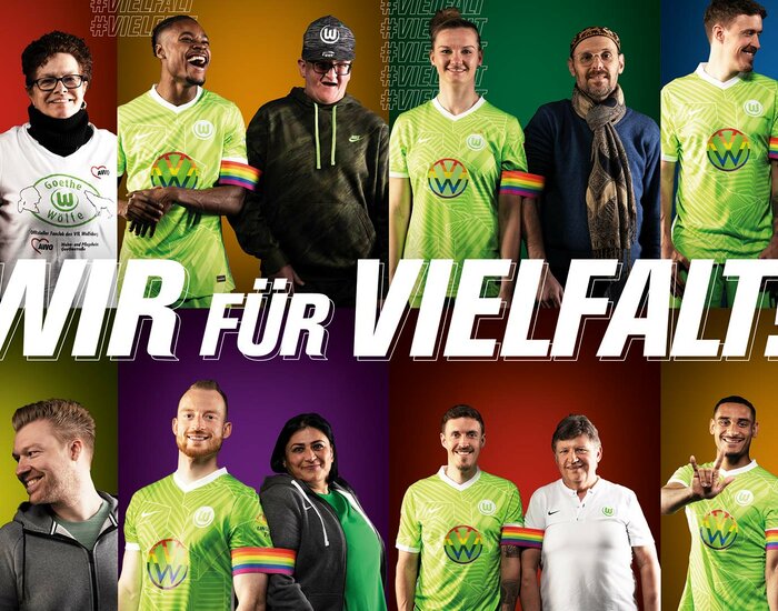 Spieler/innen des VfL Wolfsburg mit Fans vor verschiedenen farbigen Hintergründen mit dem Schriftzug "Wir für Vielfalt". 