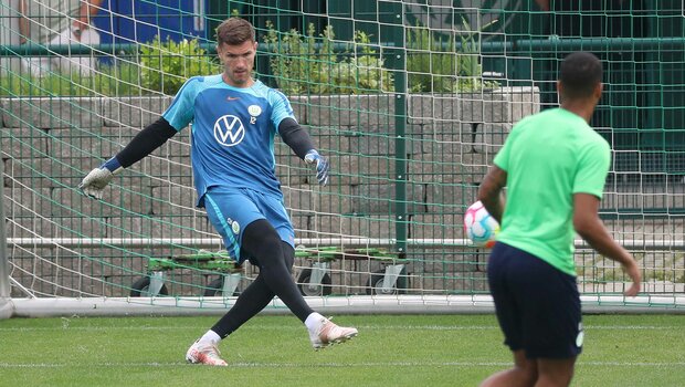 Der Torwart des VfL Wolfsburg Pavao Pervan schießt ein Ball vom Tor weg.