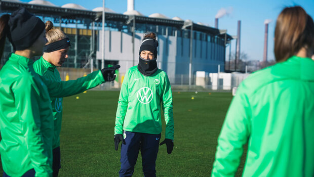 Die VfL Wolfsburg-Spielerin Felicitas Rauch steht auf dem Trainingsplatz.