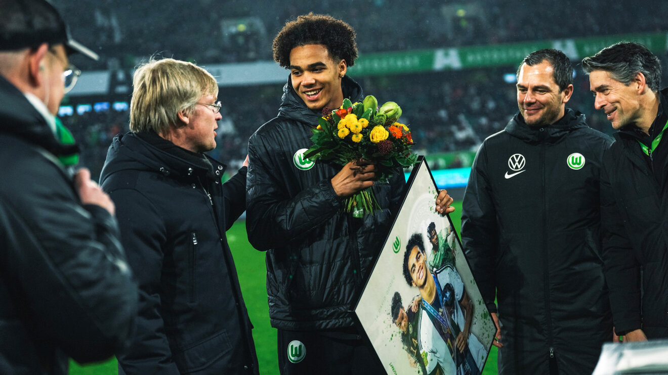 Der VfL-Wolfsburg-Weltmeister Odogu wird geehrt.