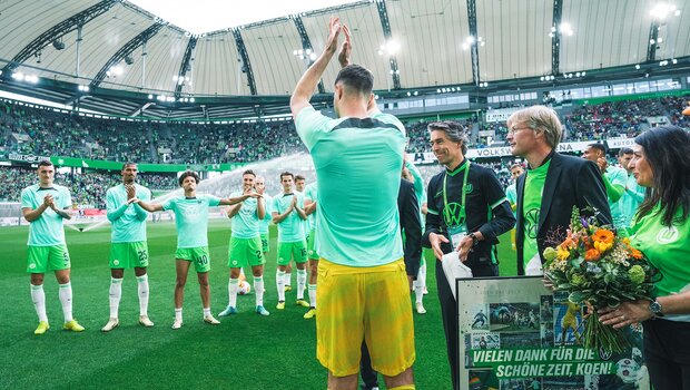 VfL-Wolfsburg-Spieler Koen Casteels bedankt sich bei den Fans.
