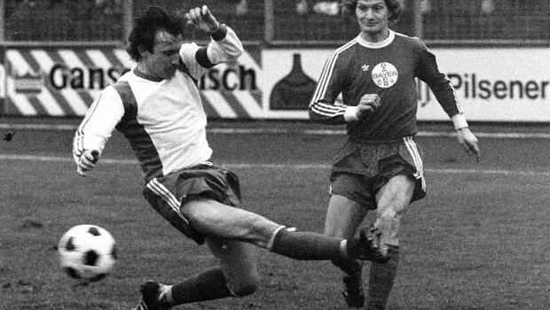 Ein historisches Bild von einem Zweikampf zwischen Spielern vom VfL Wolfsburg und Leverkusen.