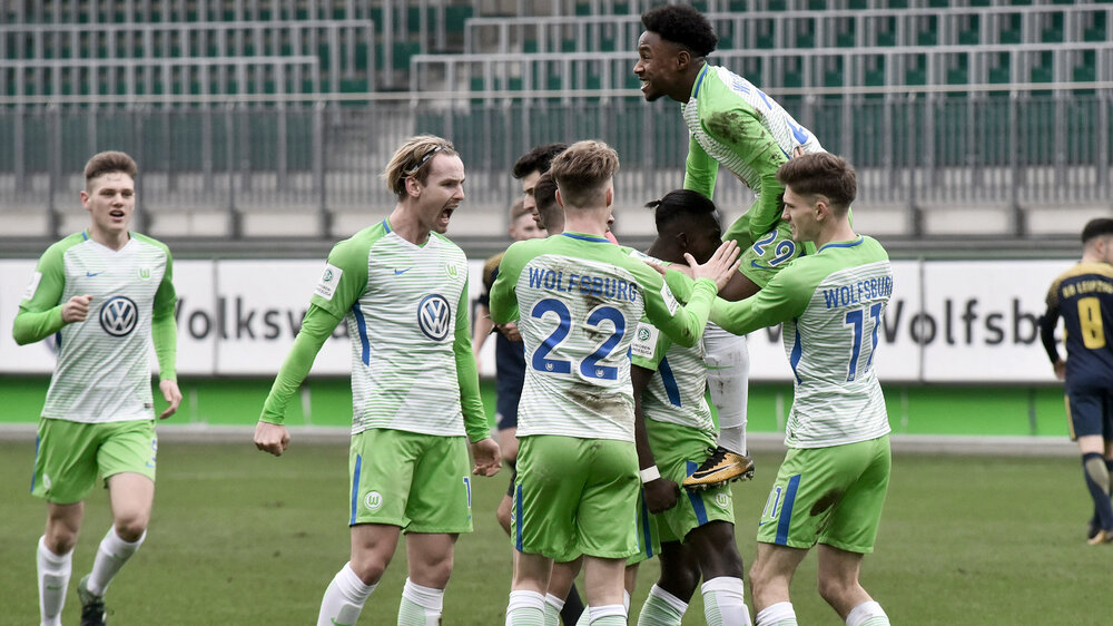 Spieler der U19 Mannschaft des VfL Wolfsburg bejubeln den Sieg. 