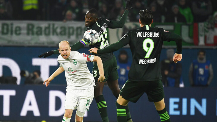 Die VfL-Wolfsburg-Spieler Woud Weghorst und Josuha Guilavogui im Zusammenspiel gegen Bremen.