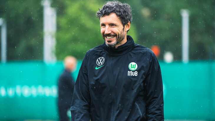 VfL-Wolfsburg-Trainer Mark van Bommel in der Nahaufnahme.
