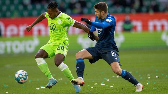 VfL Wolfsburg Spieler Ridle Baku beim Zweikampf.