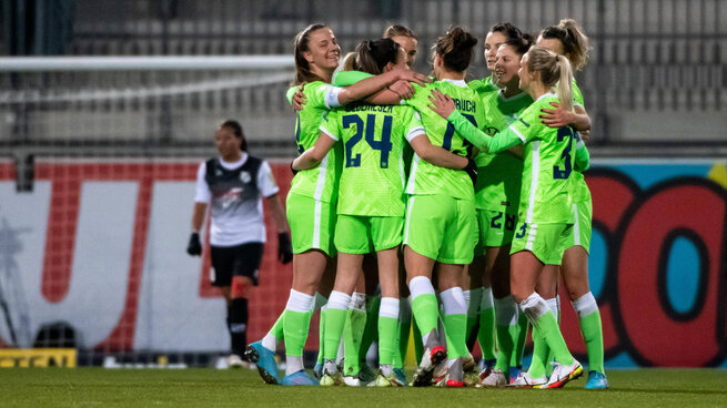 Die Mannschaft der Wölfinnen liegt sich auf dem Platz jubelnd im Arm im Spiel des VfL Wolfsburg gegen FC Sand.