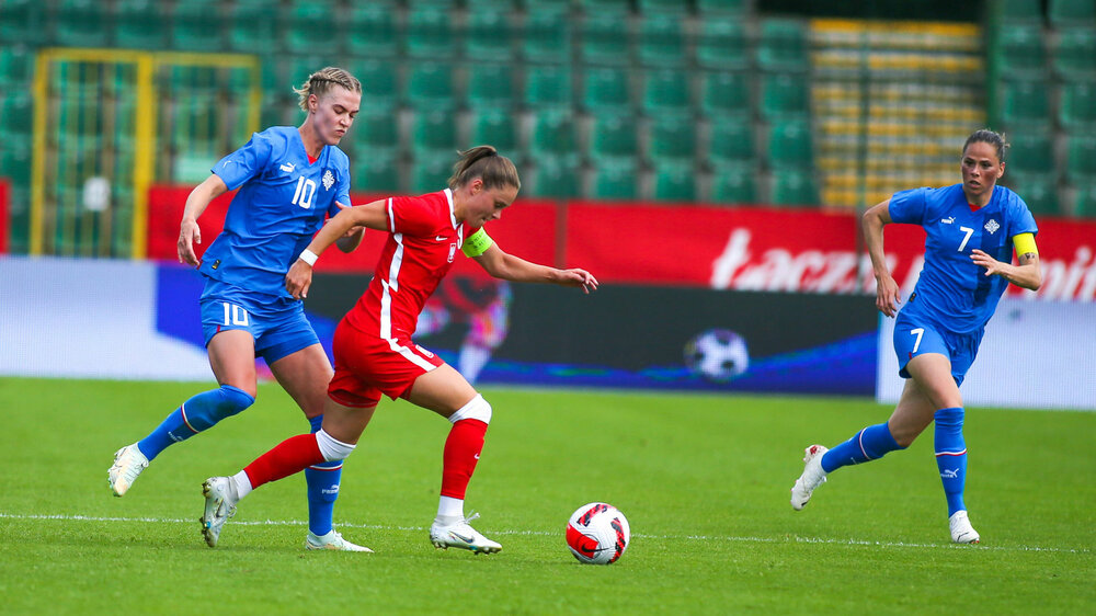 Die VfL Wolfsburg-Spielerin Ewa Pajor läuft im Trikot der Nationalmannschaft mit dem Ball.