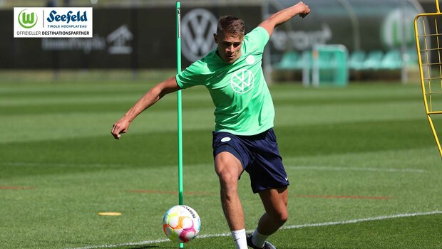 Ein Spieler des VfL Wolfsburg beim Training mit dem Ball in Seefeld.