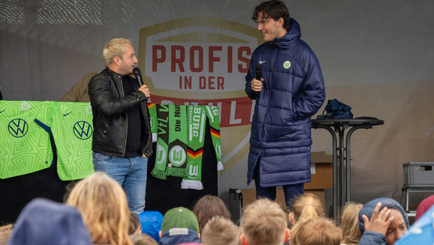VfL Wolfsburg Spieler Wind beantwortet Fragen auf der Bühne von "Profis in der Schule".