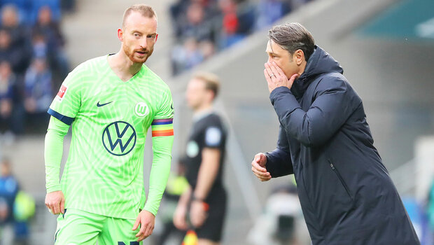 VfL-Wolfsburg-Spieler Maximilian Arnold im Gespräch mit Cheftrainer Niko Kovac während eines Ligaspiels.