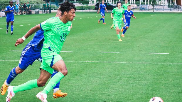 Der U19-Spieler des VfL Wolfsburg läuft vor seinem Gegner dem Ball hinterher.