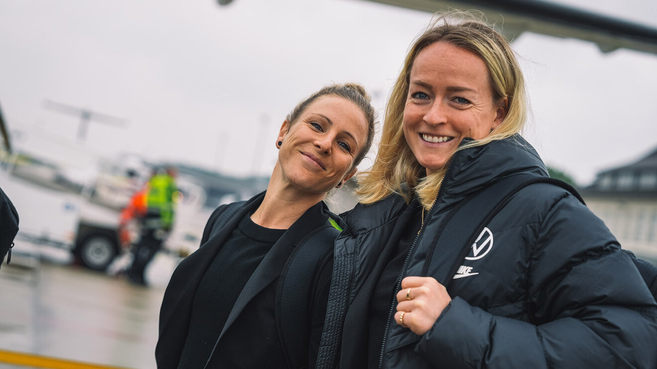 VfL-Wolfsburg-Torhüterin Lisa Schmitz und Svenja Huth lachen.