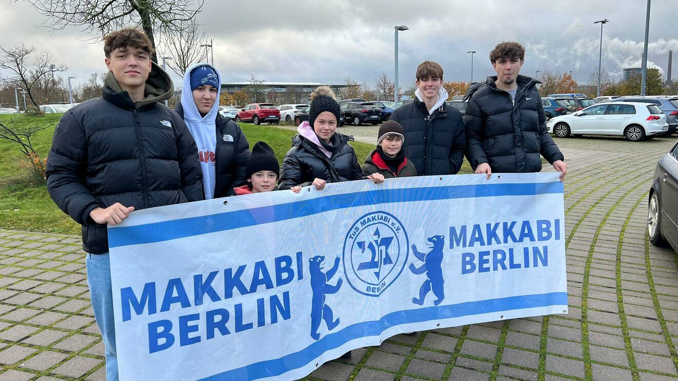 Nachwuchs-Besuch vom TUS Makkabi Berlin posiert für ein Gruppenfoto.