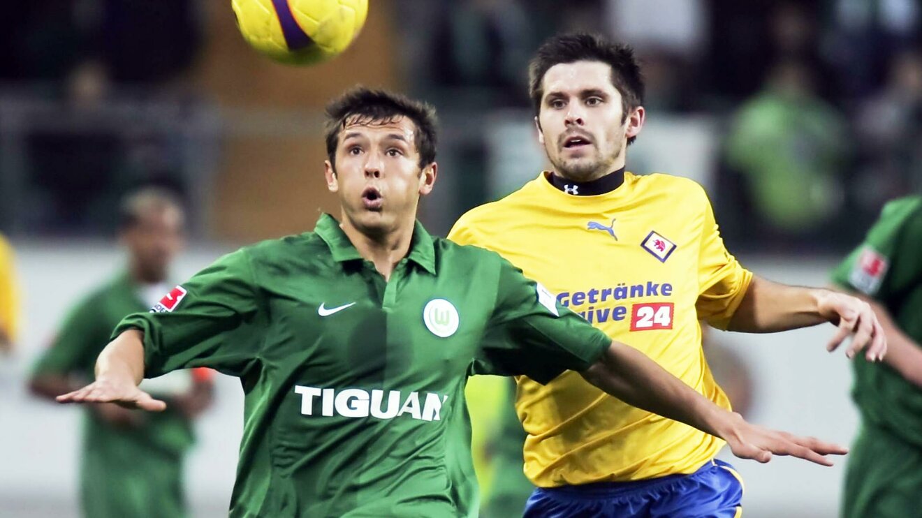 Der ehemalige Spieler Sergej Karimow des VfL Wolfsburg läuft dem Ball hinterher.