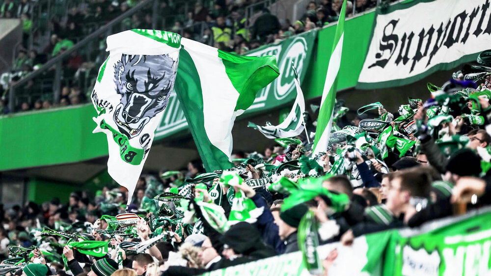 VfL-Wolfsburg-Fans feuern das Team im Stadion lautstark an.