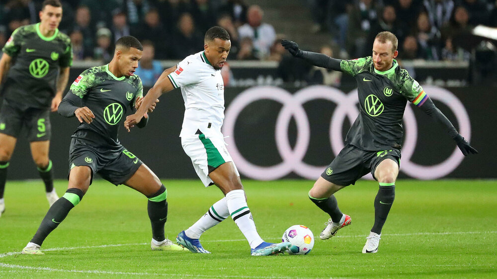 Der VfL-Wolfsburg-Spieler Maximilian Arnoldim Zweikampf um den Ball.