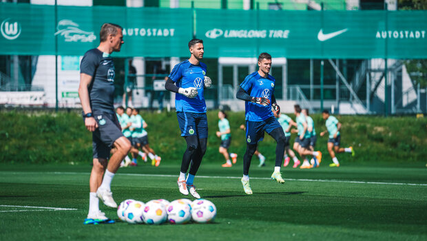 Die VfL-Wolfsburg-Torhüter laufen auf dem Trainingsplatz.