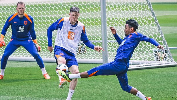 Der ehemalige VfL-Wolfsburg-Spieler Wout Weghorst im Zweikampf um den Ball mit einem niederländischen Teamkameraden.