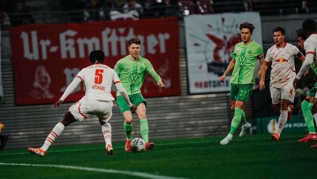 Der VfL-Wolfsburg-Spieler Andreas Skov Olsen spielt den Ball.