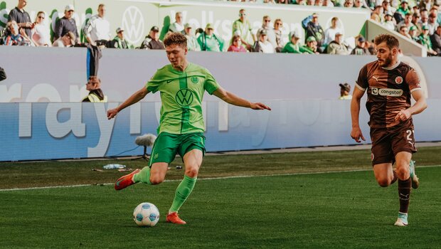 VfL-Wolfsburg-Spieler Andreas Skov Olsen schießt den Ball.